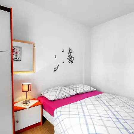 Amazing In With Kitchen Apartment *